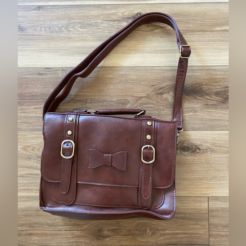 Woman’s faux leather bow messenger bag 
Brand Ecosusi